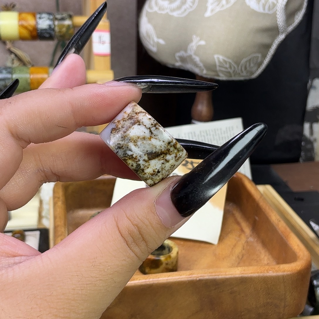 红***彤蛇纹石玉未镶嵌戒指默认有瑕