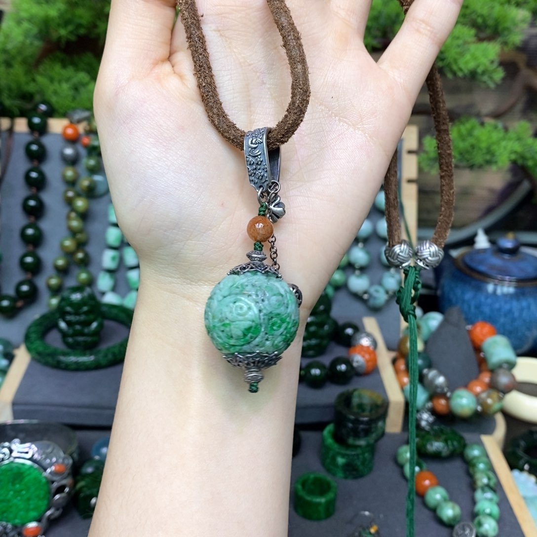 翡翠颈饰未镶嵌漂亮美眉