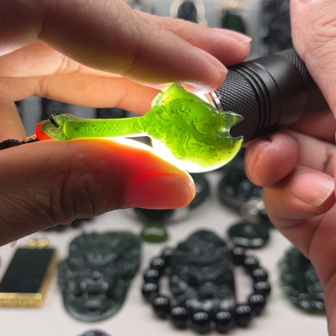 蛇纹石玉颈饰合金