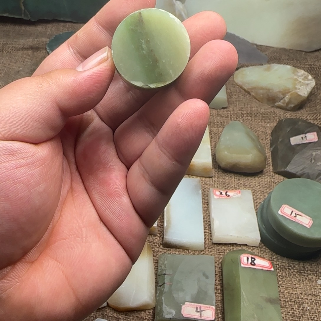 和田玉（糖玉）未镶嵌珠宝奇石