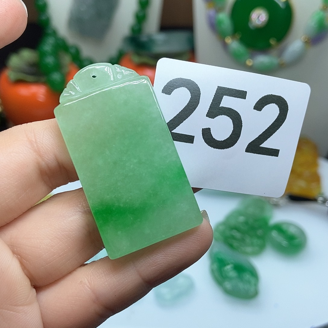 翡翠吊坠(赠链)未镶嵌