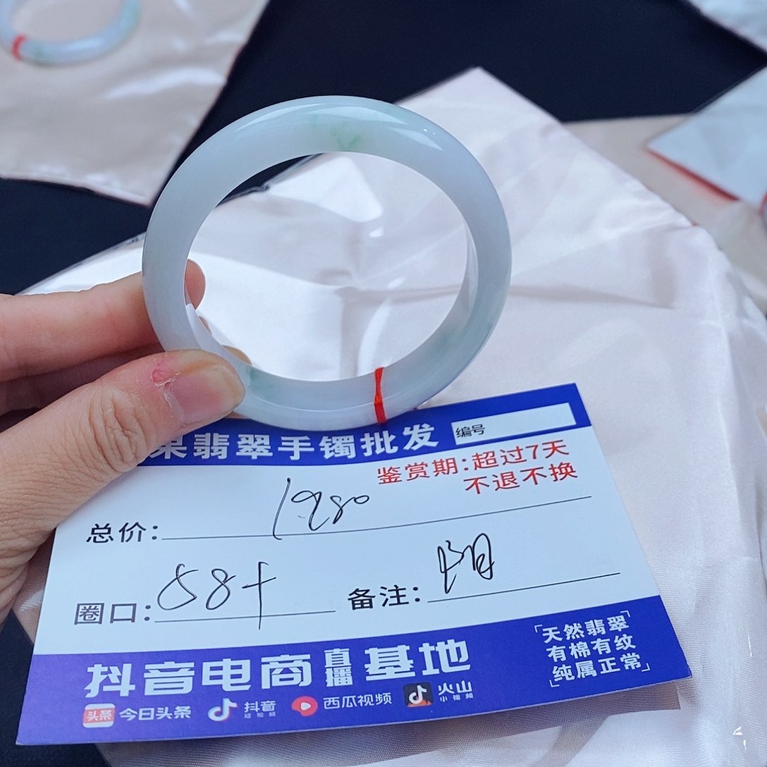 翡翠手镯未镶嵌翡翠