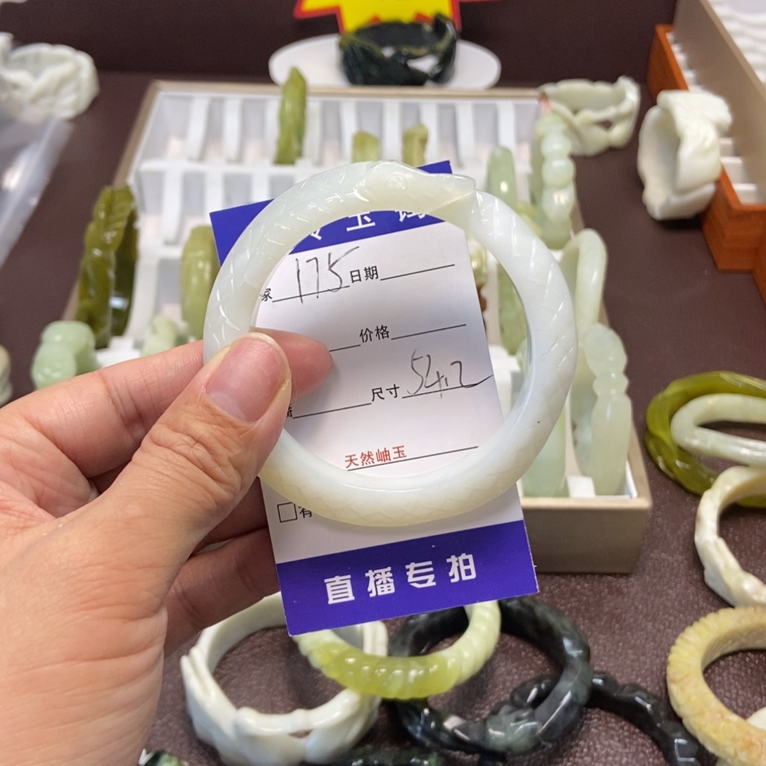 蛇纹石玉手镯未镶嵌