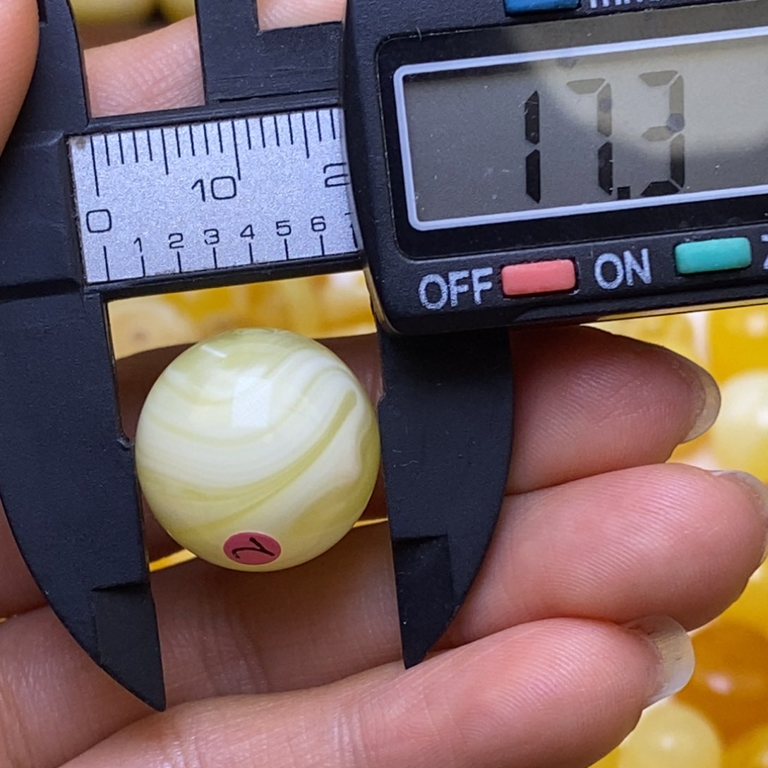 未镶嵌琥珀裸石珠子