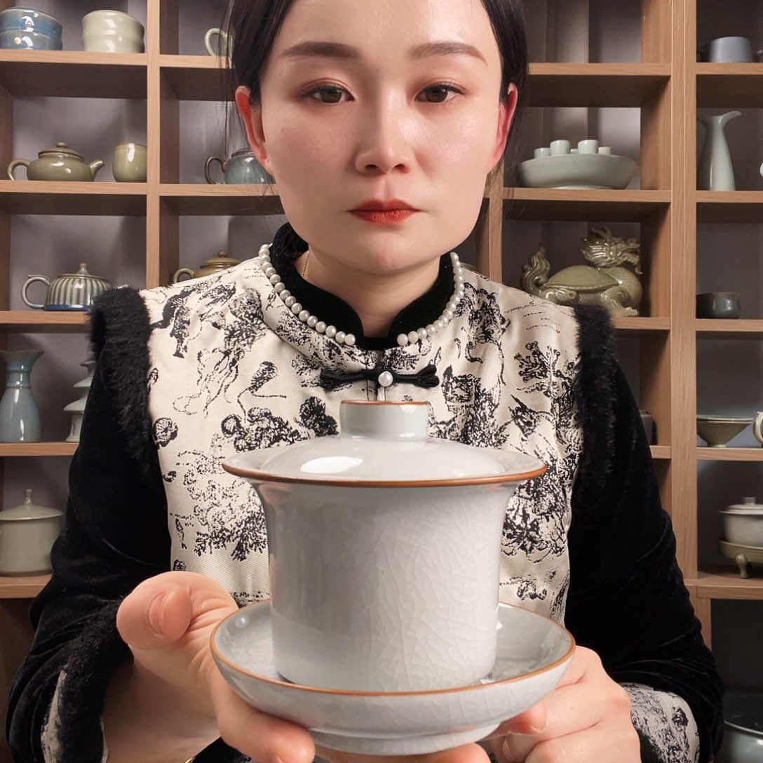 月白三才马蹄盖碗微瑕