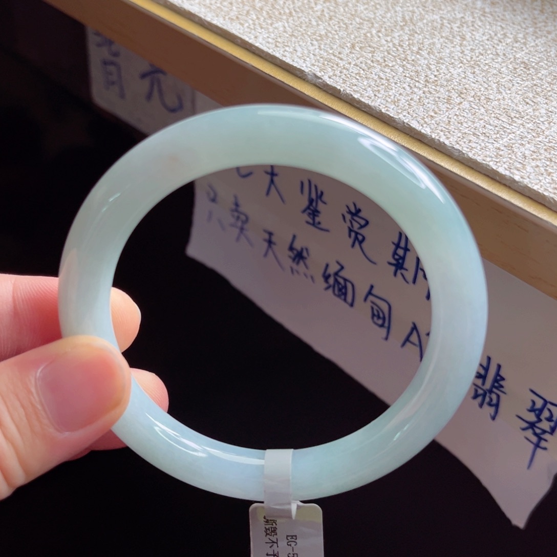 翡翠手镯未镶嵌手镯