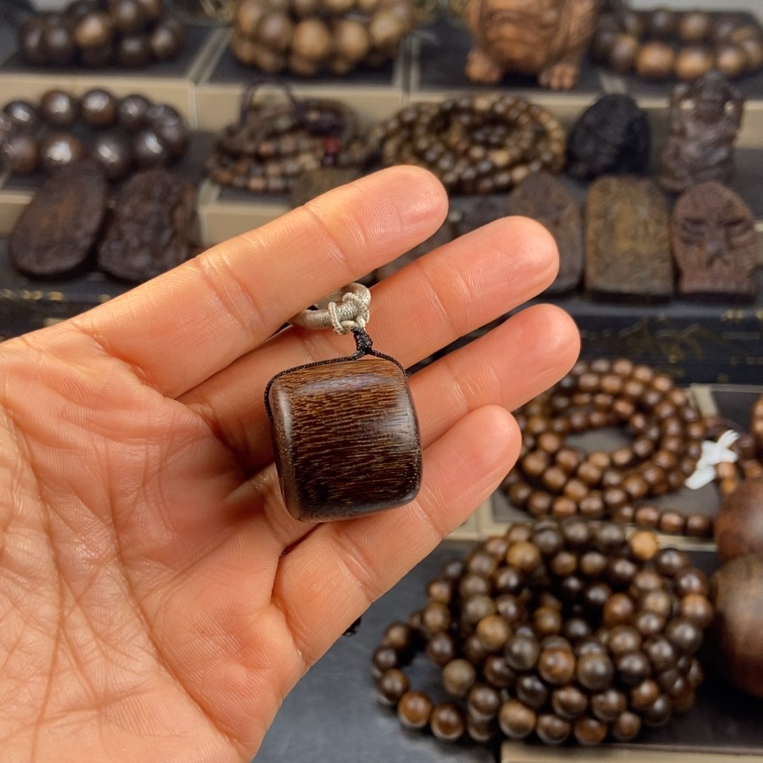 沉香木吊坠奶***呐越南芽庄白棋老料