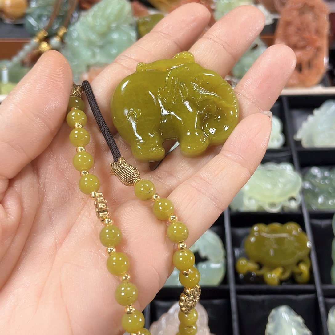 蛇纹石玉颈饰未镶嵌