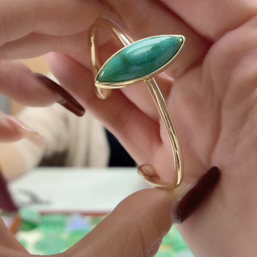 绿松石未镶嵌手镯，