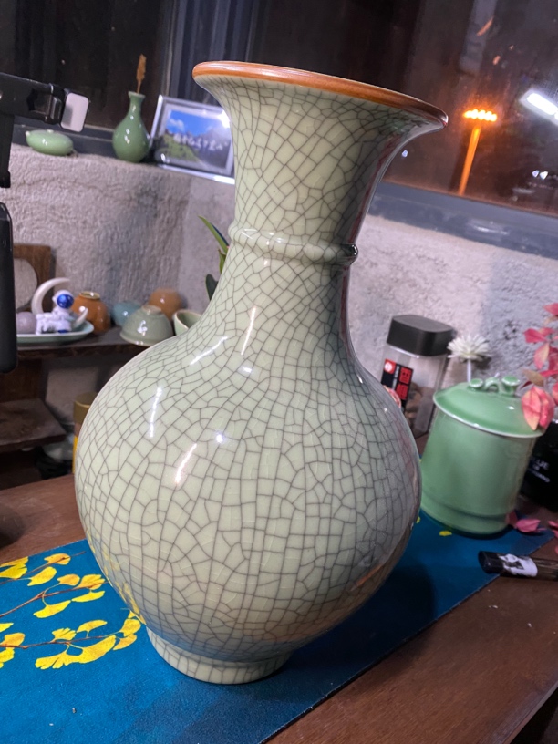 微瑕花瓶，图5小黑点，瓶身略歪。特价出