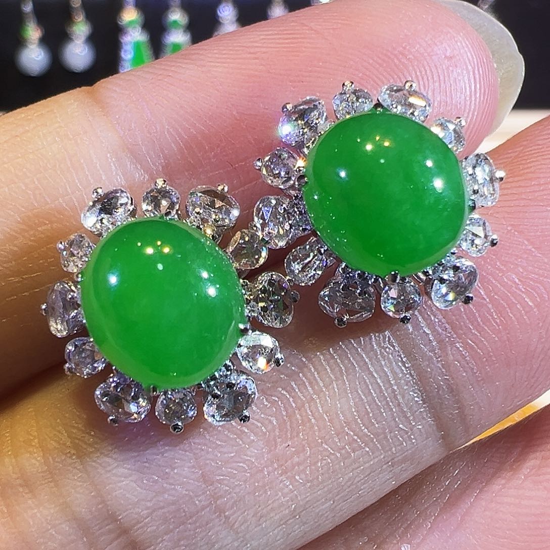 翡翠18K金镶嵌耳饰满色正阳绿大蛋面耳钉