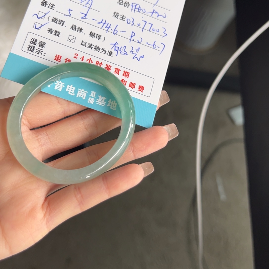 翡翠手镯未镶嵌小****?