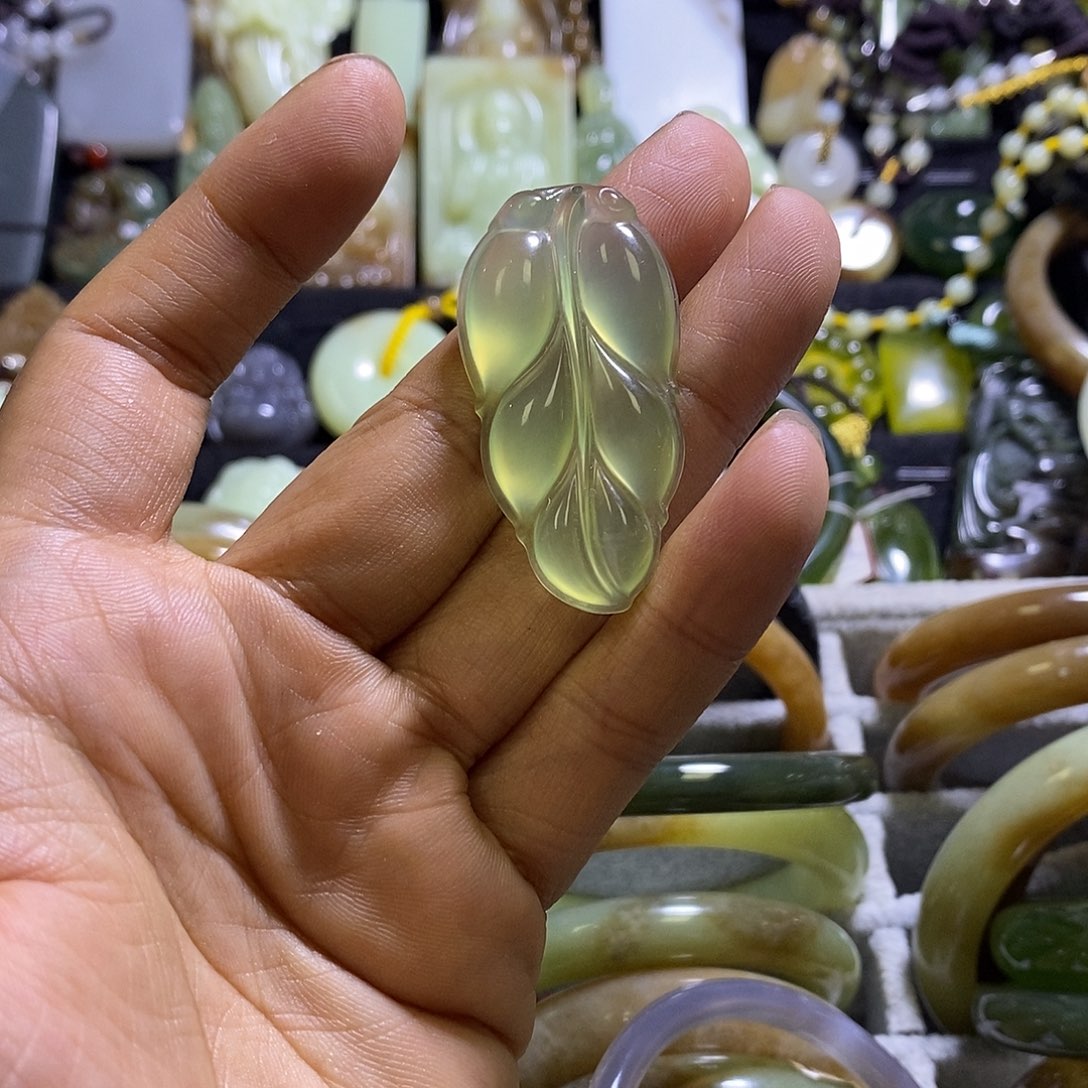 岫玉未镶嵌颈饰一个
