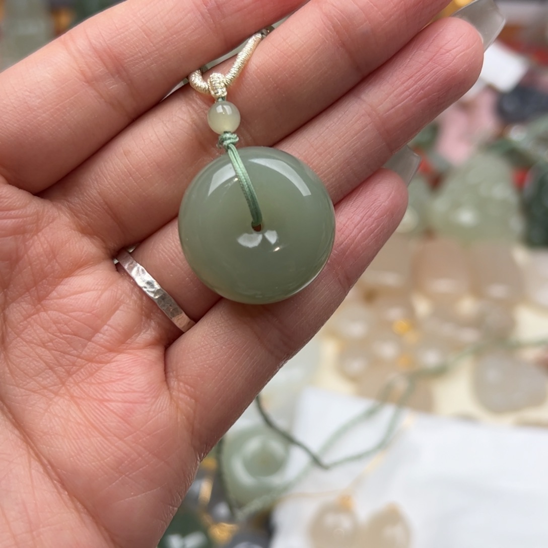 和田玉颈饰未镶嵌红****?