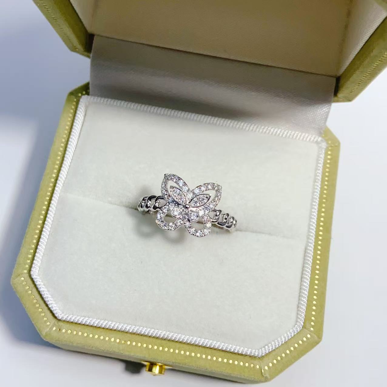 Pt950铂金镶嵌莫桑蝴蝶戒指