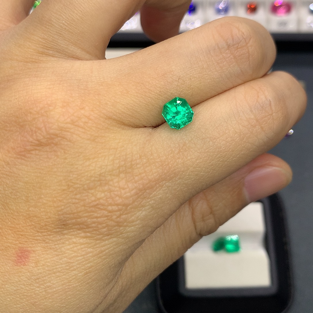 芳***榕祖母绿裸石1.3克拉哥伦比亚木佐