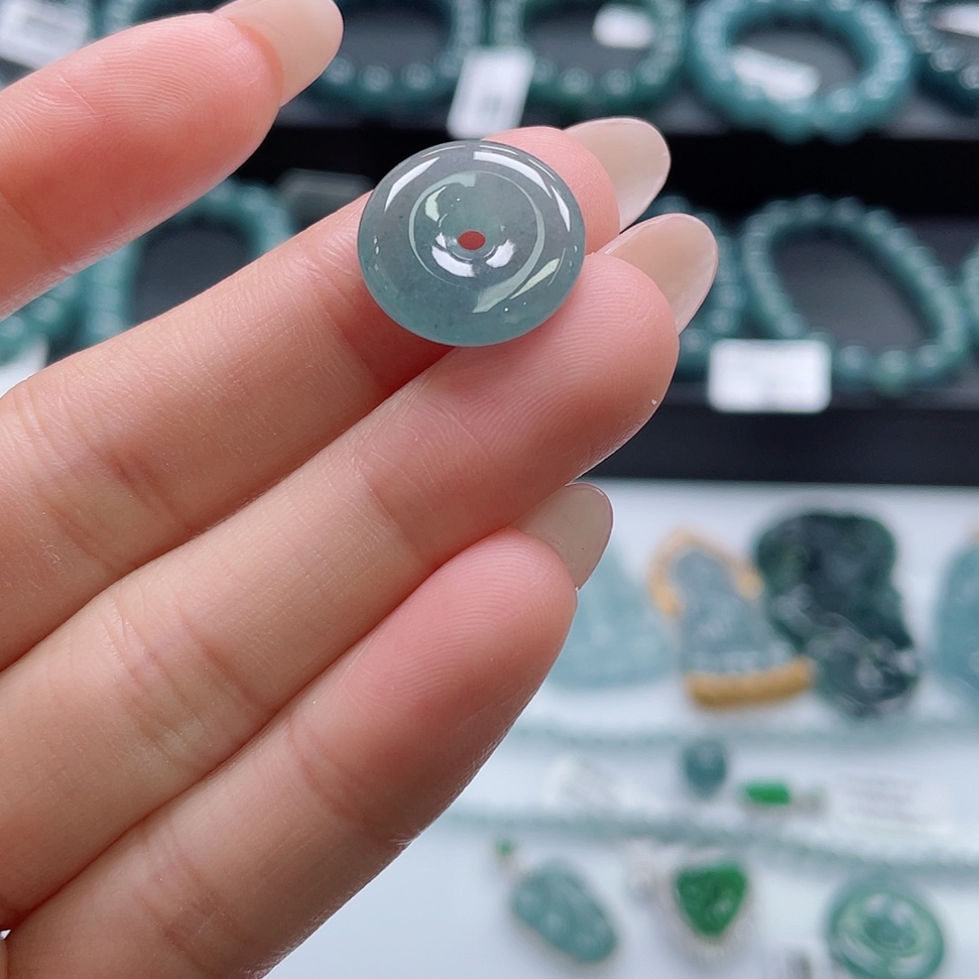 翡翠未镶嵌颈饰平安扣