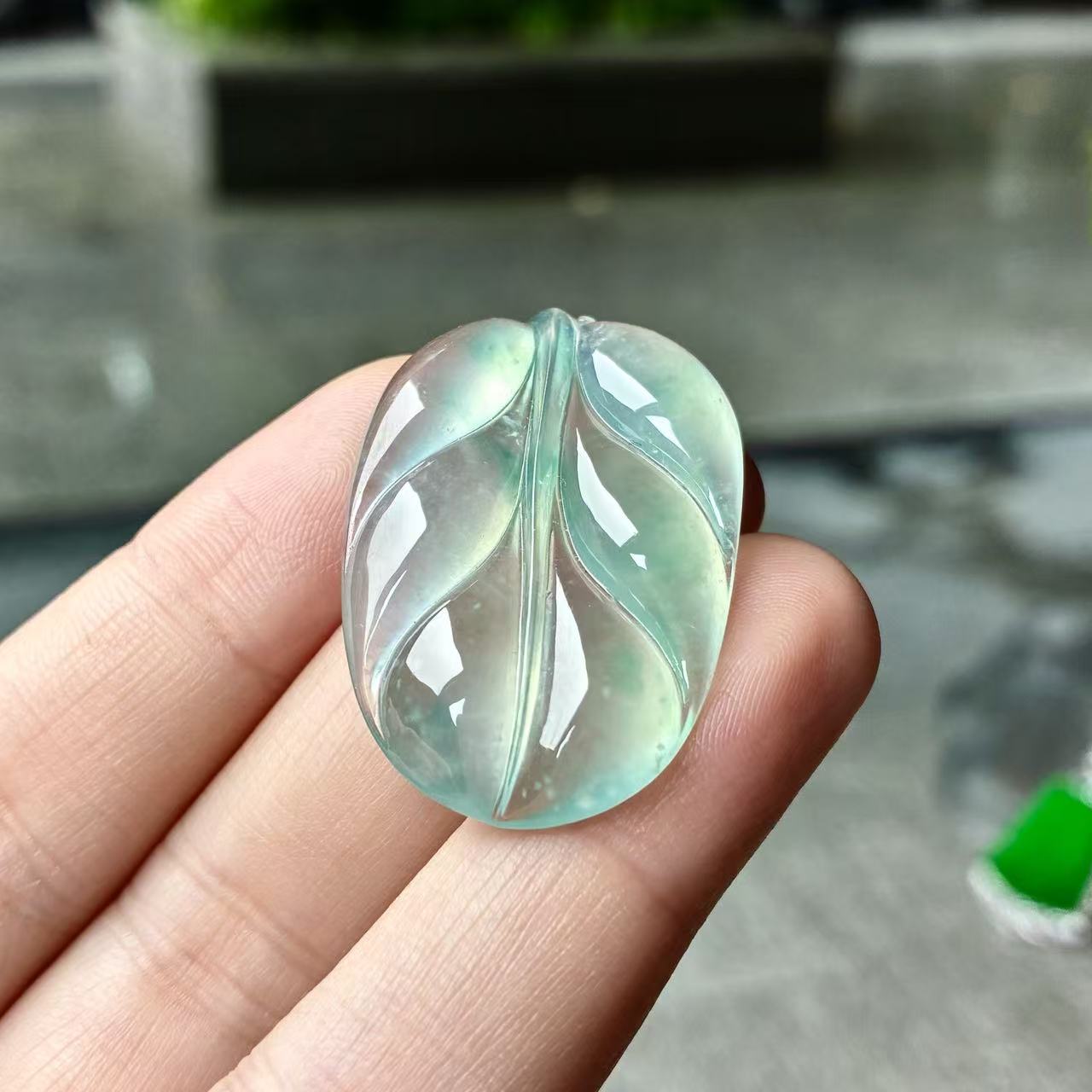 天然a货缅甸翡翠尺寸34/23.1/5.1高冰飘绿花叶子吊坠，飘花灵动