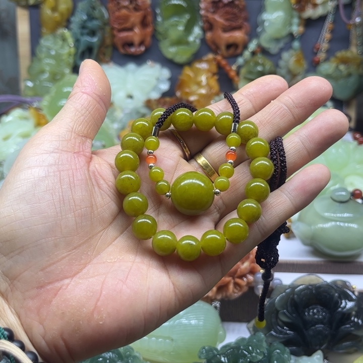 蛇纹石玉未镶嵌颈饰