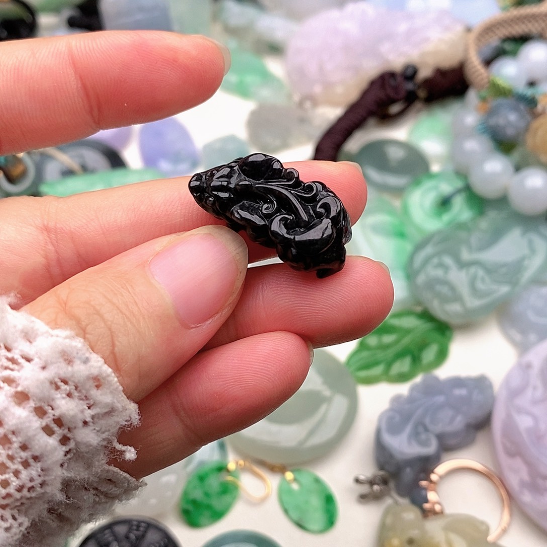 翡翠未镶嵌颈饰貔貅