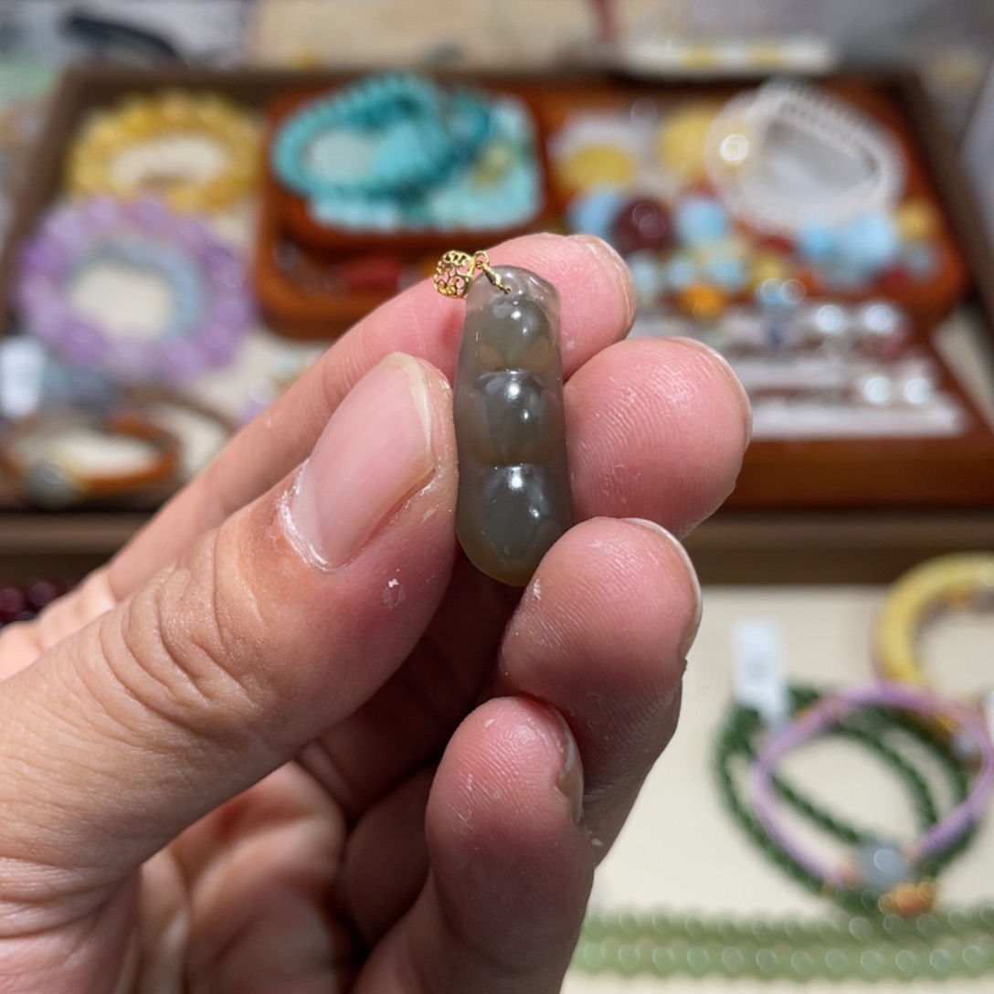 和田玉吊坠(不含链)18K金镶嵌小豆子