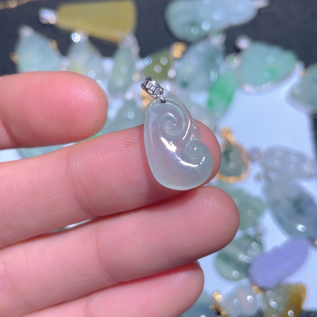 翡翠颈饰18K金镶嵌翡翠