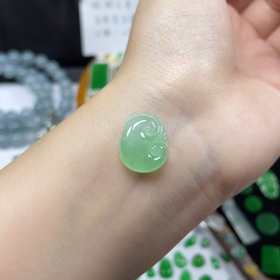 翡翠未镶嵌颈饰如意