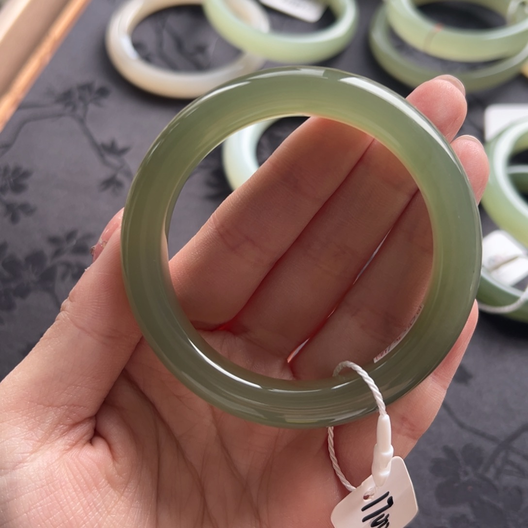 和田玉手镯未镶嵌小****吗不完美有棉筋