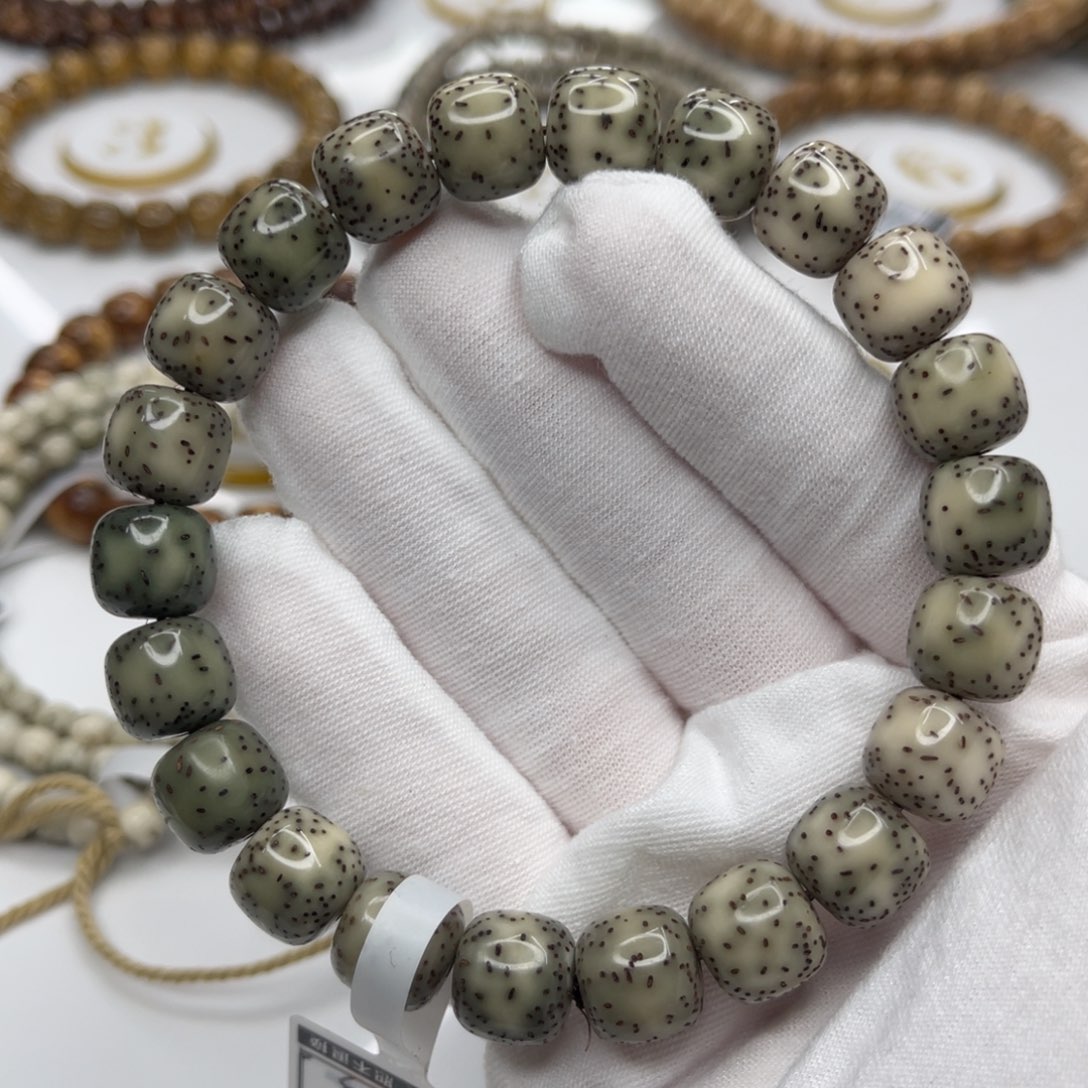 星月菩提吊坠11/10灰绿色半壁留白细星