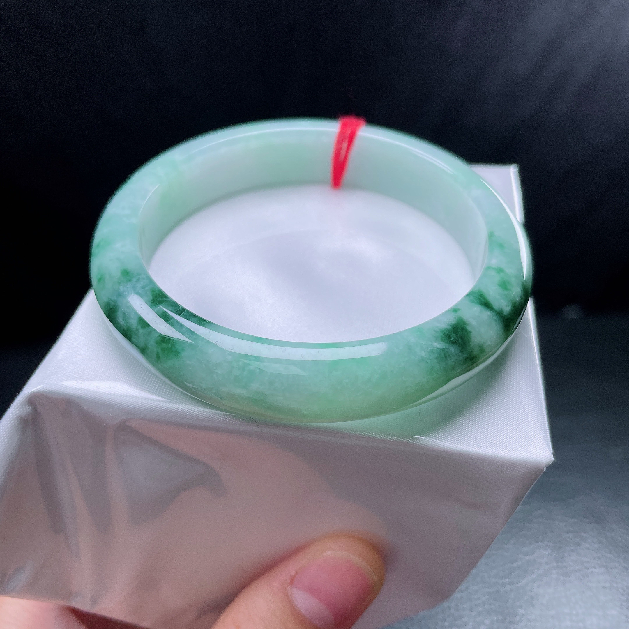 58圈糯底飘花宽边手镯 有纹皮扣