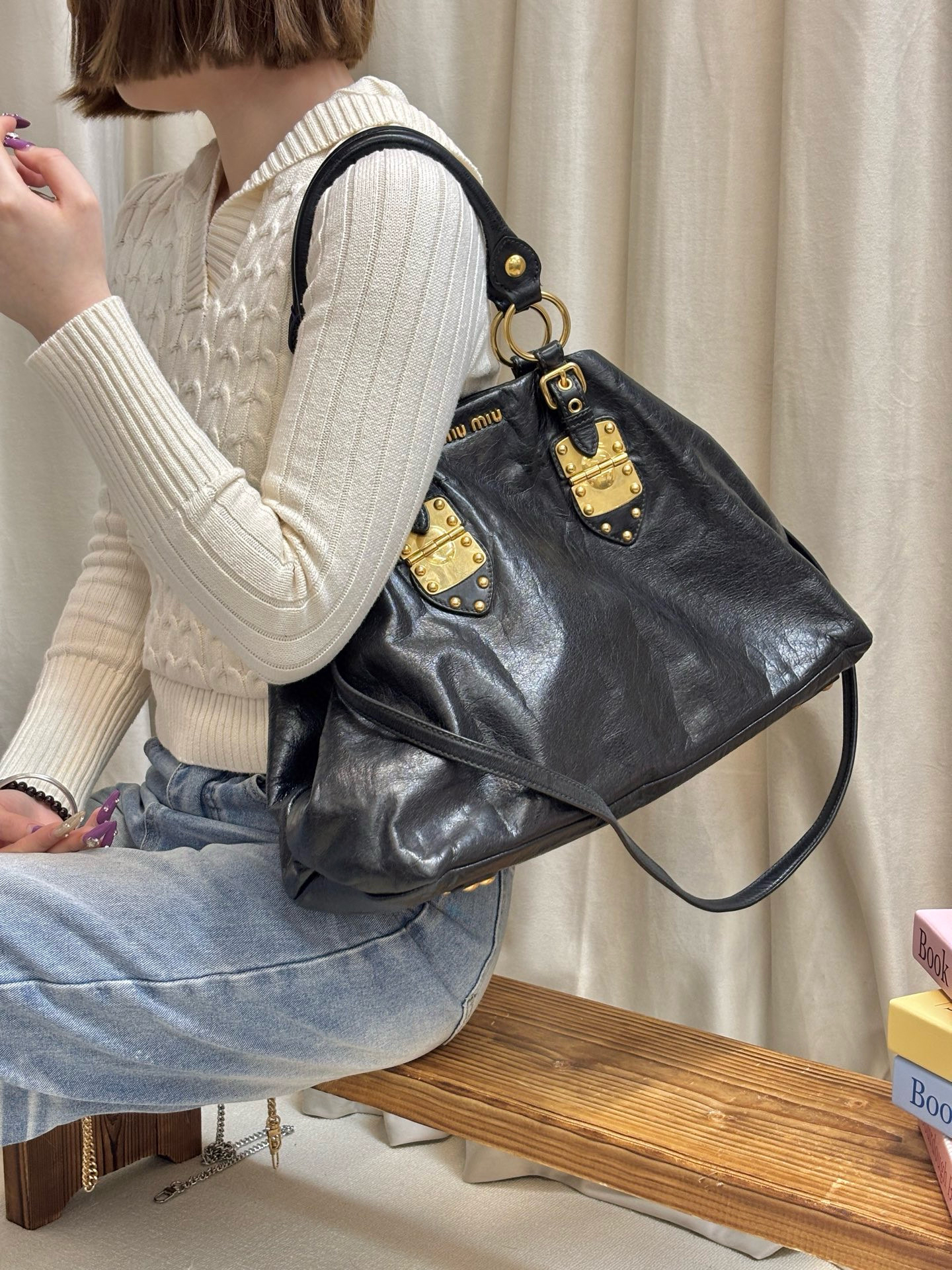 95新 MIU MIU/缪缪 miumiu 黑金油蜡斜挎包 