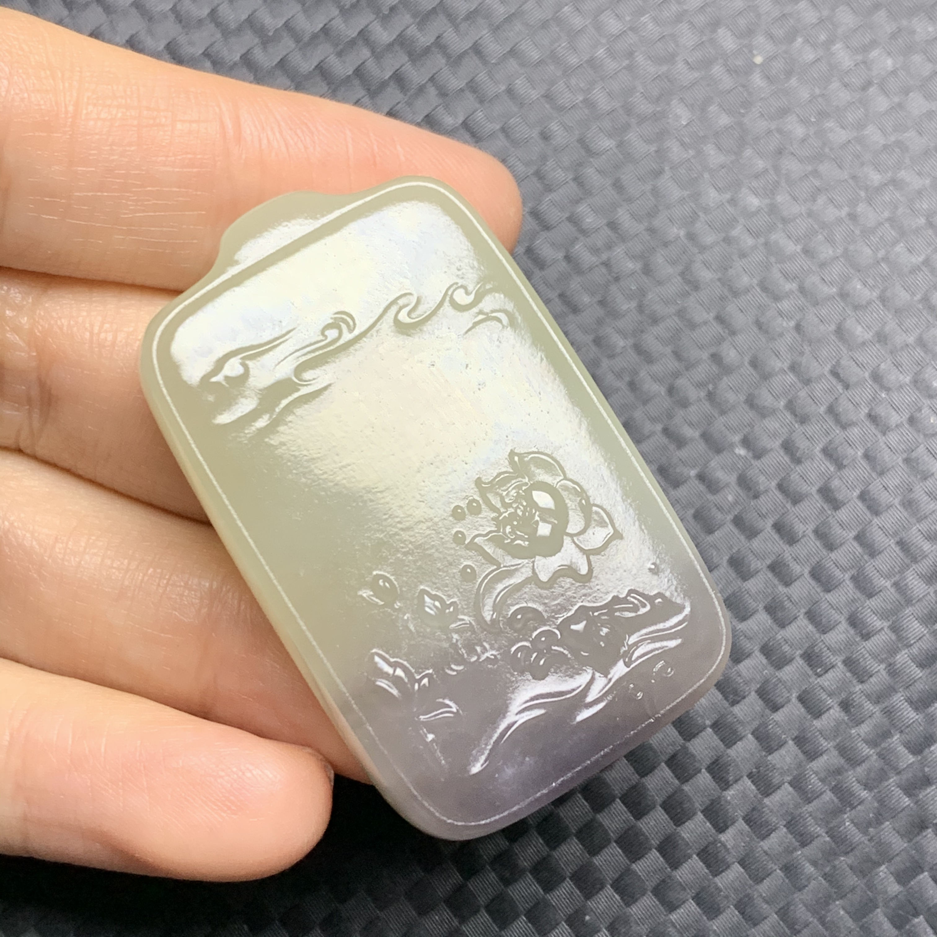 和田玉烟紫荷花鱼牌吊坠