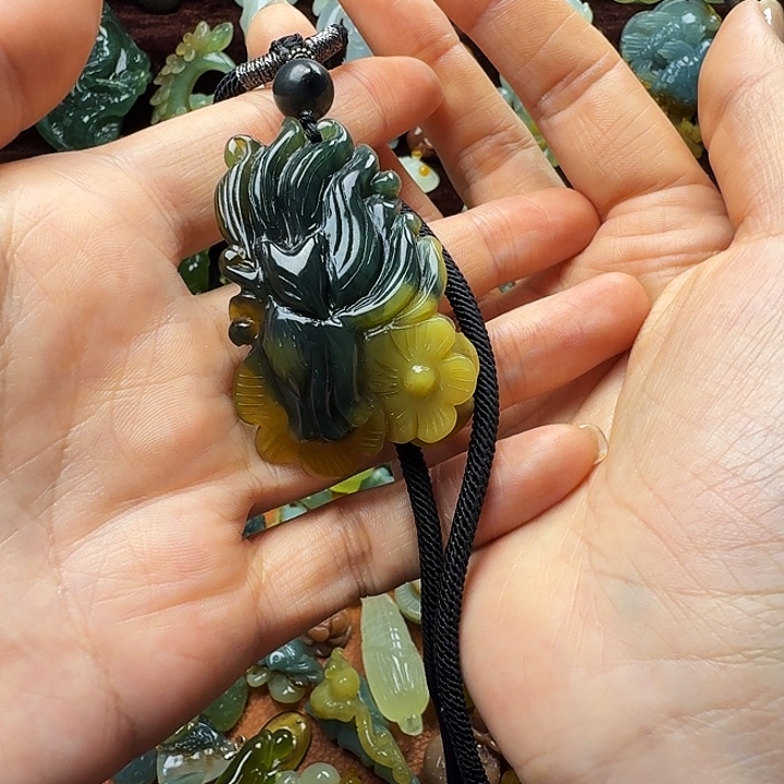 蛇纹石玉未镶嵌颈饰