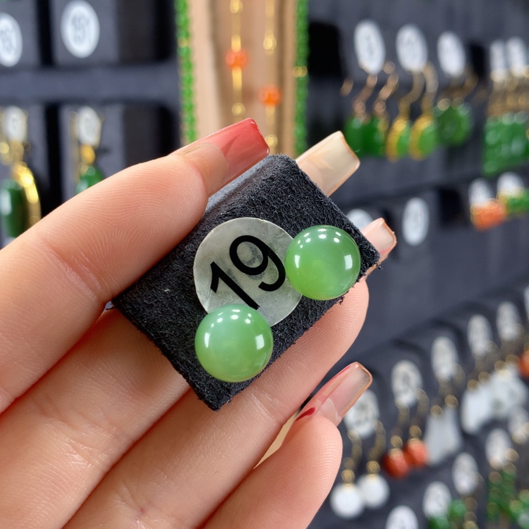 和田玉耳饰18K金镶嵌已*置