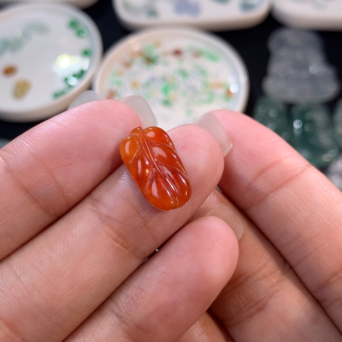 翡翠裸石未镶嵌高冰叶子