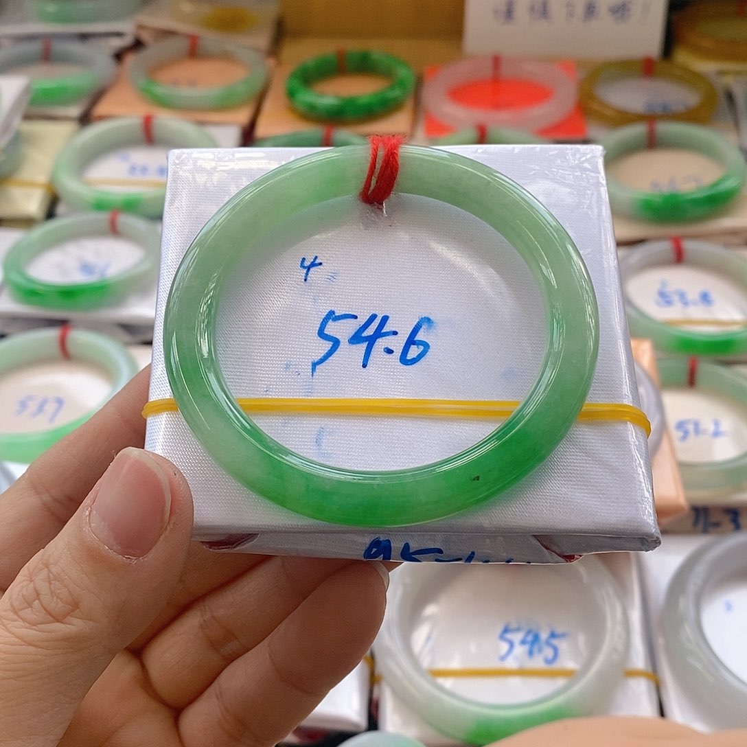 翡翠手镯未镶嵌樱**羊手镯分