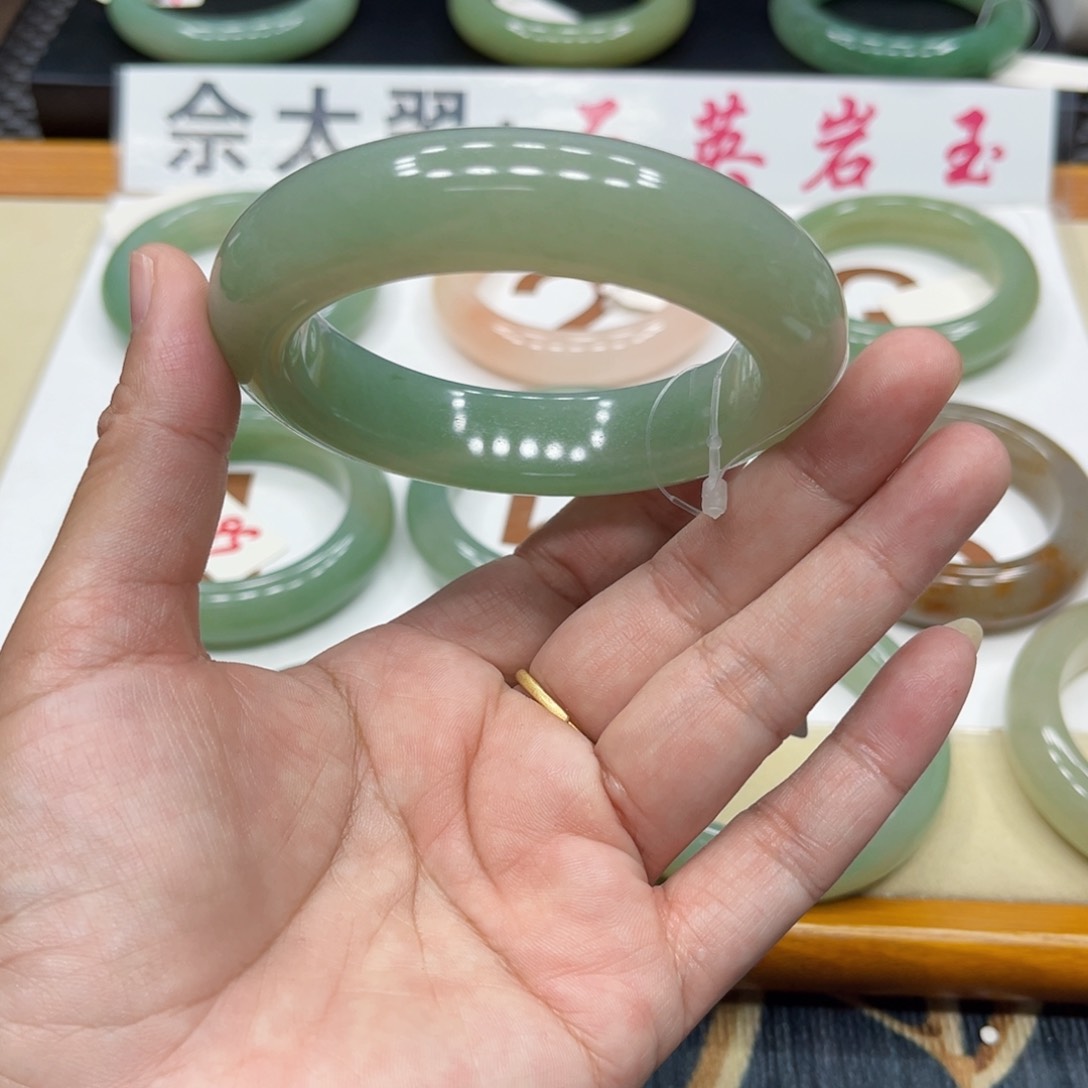 石英质玉手镯未镶嵌你****美