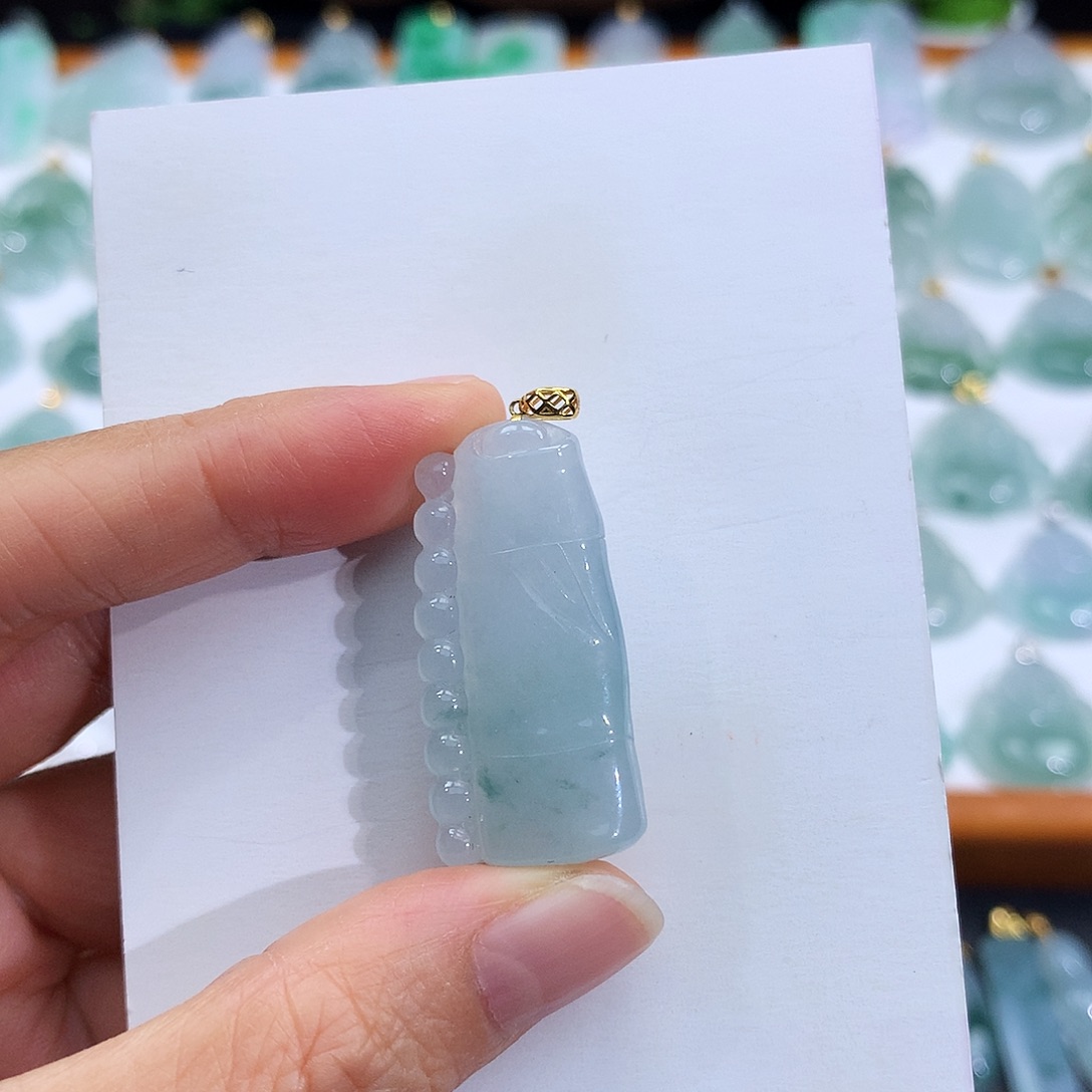 翡翠18K金镶嵌颈饰