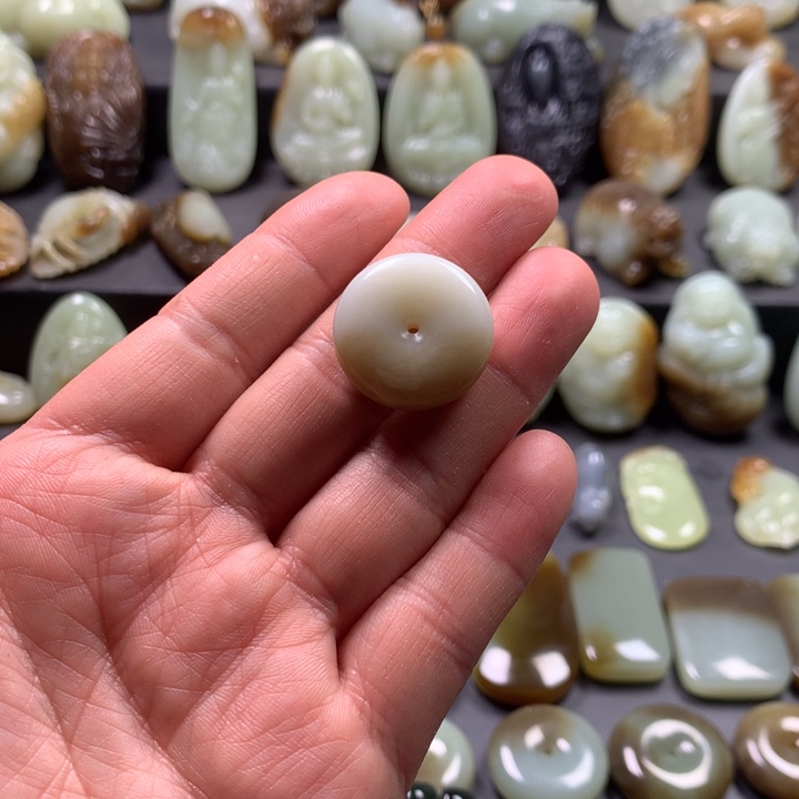 和田玉（糖玉）颈饰未镶嵌