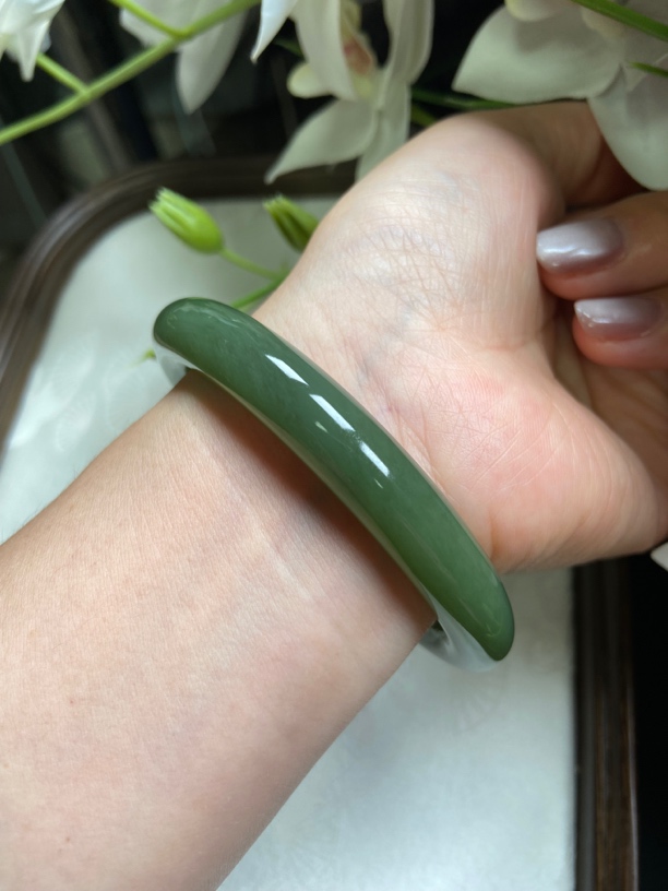 天然和田玉俄料碧玉菠菜绿正圈手镯59圈口