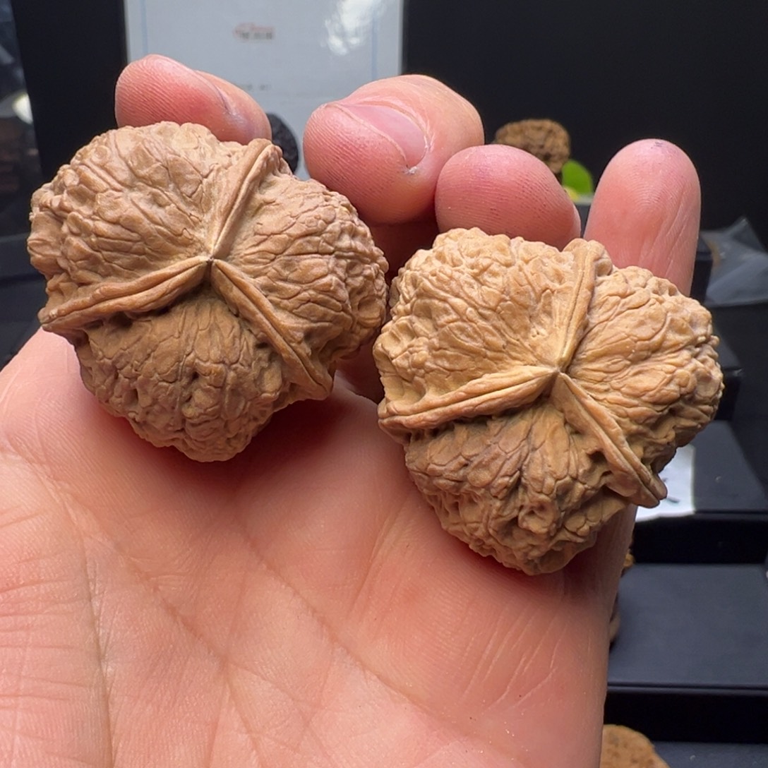 文玩核桃吊坠凹底三棱40mm