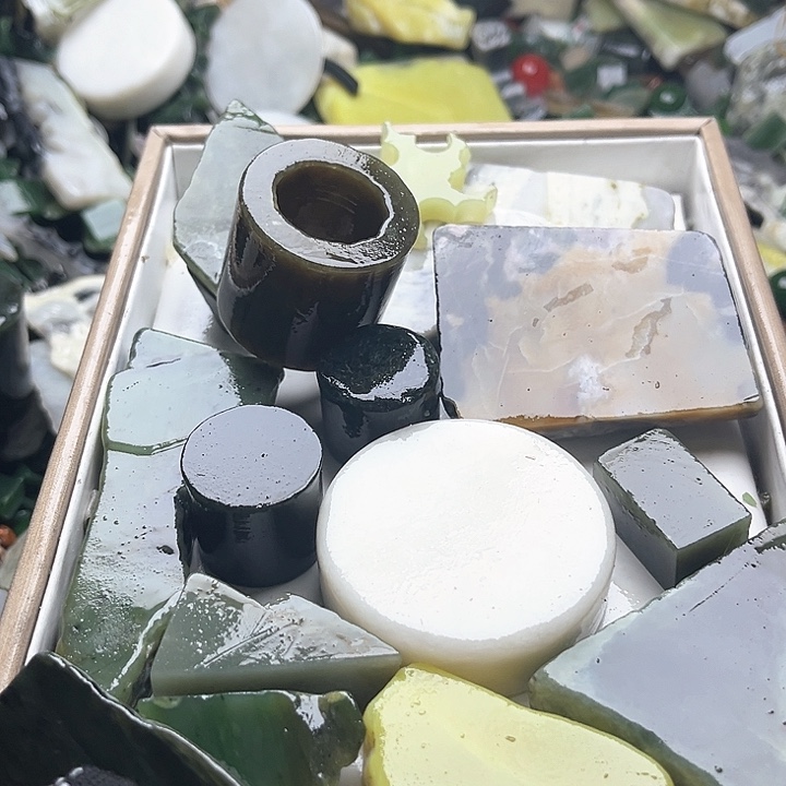 和田玉（糖玉）和田玉边角料9K金镶嵌叶**明