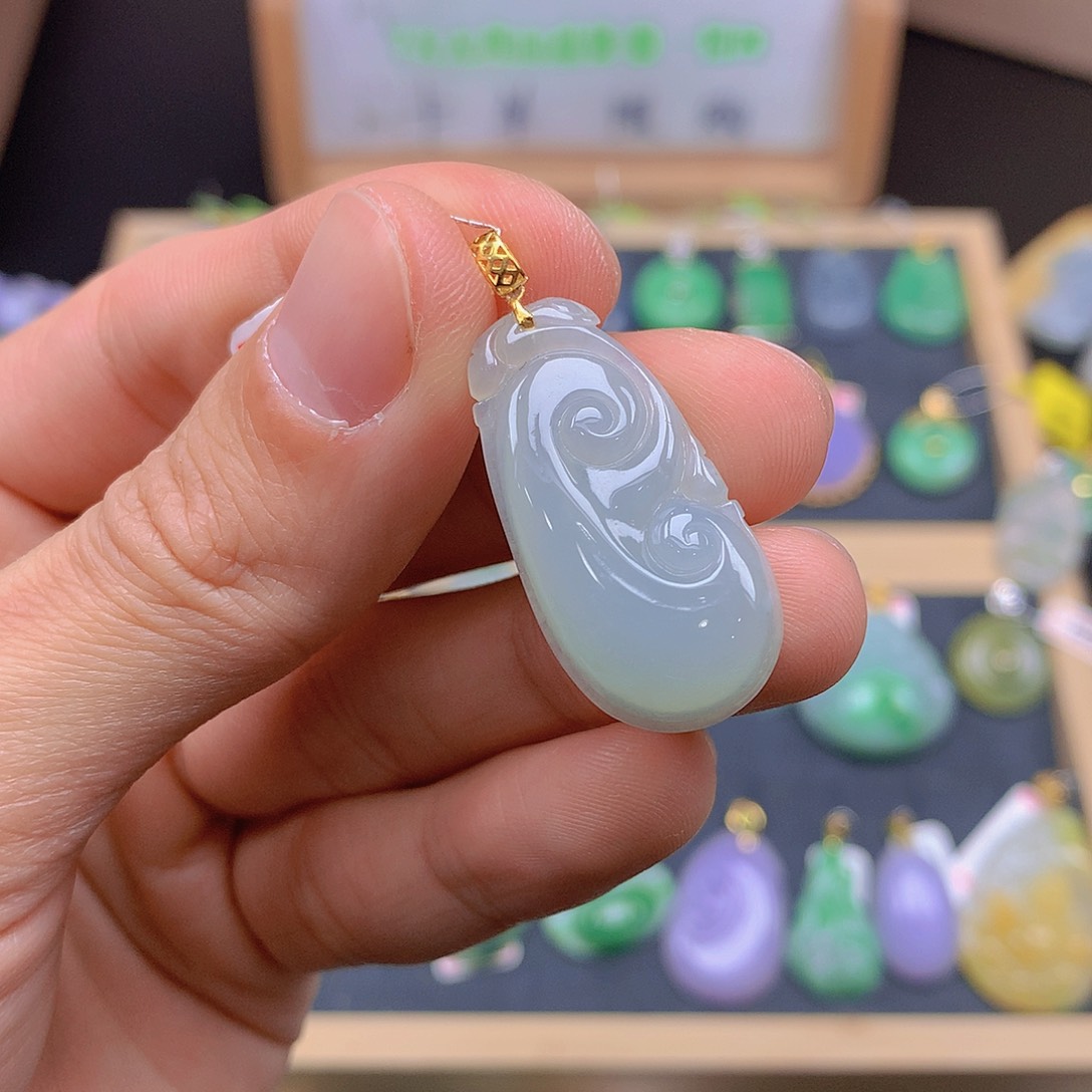 翡翠颈饰18K金镶嵌翡翠