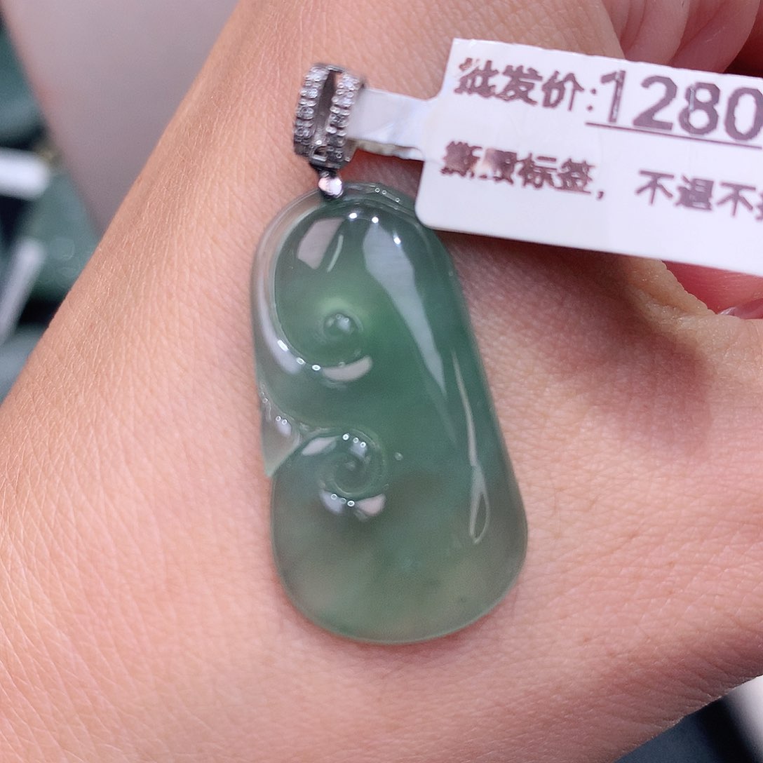 颈饰18K金镶嵌翡翠冰晴底如意