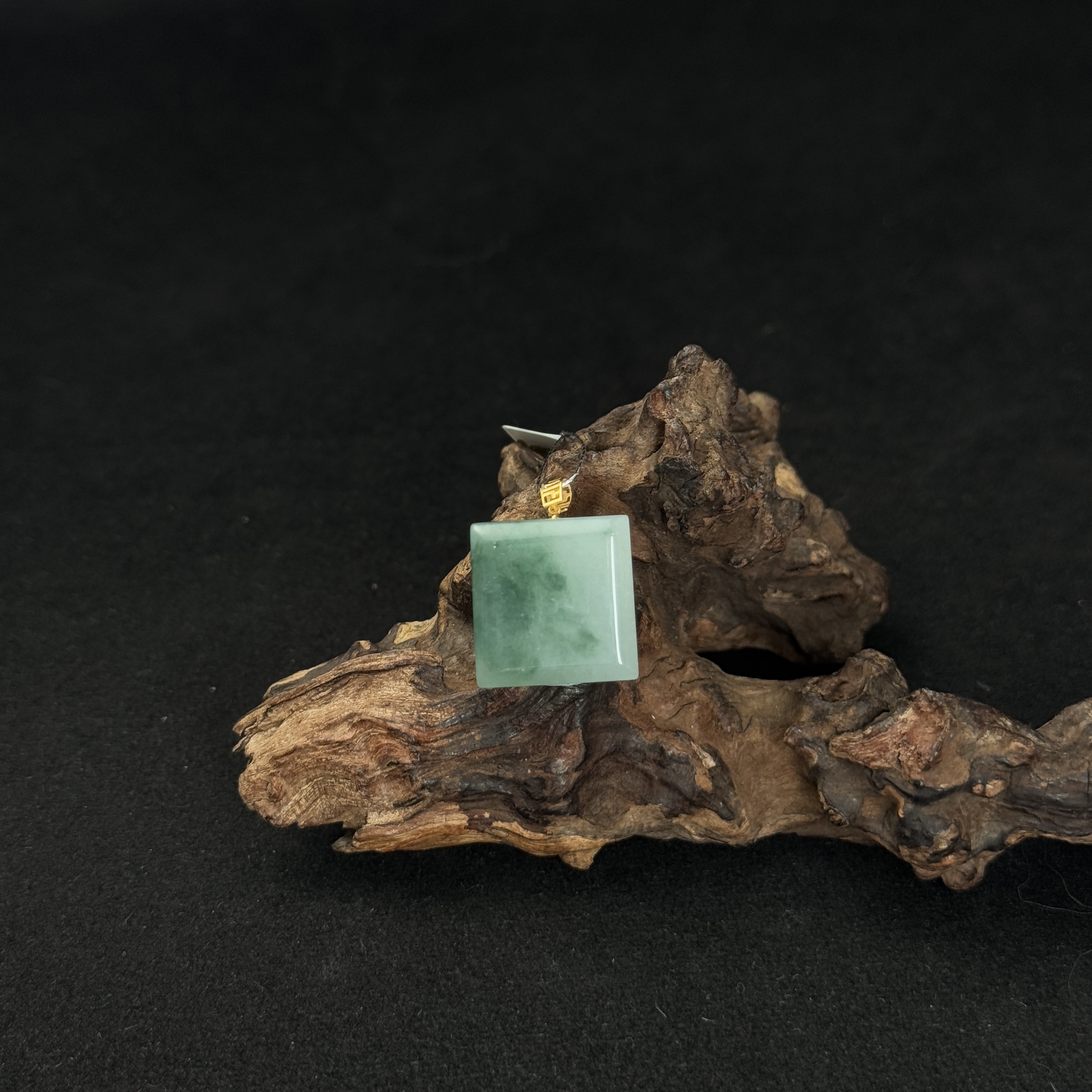 【诚翠拍品第一百二十七期午】翡翠48吊坠方牌LLi8011金