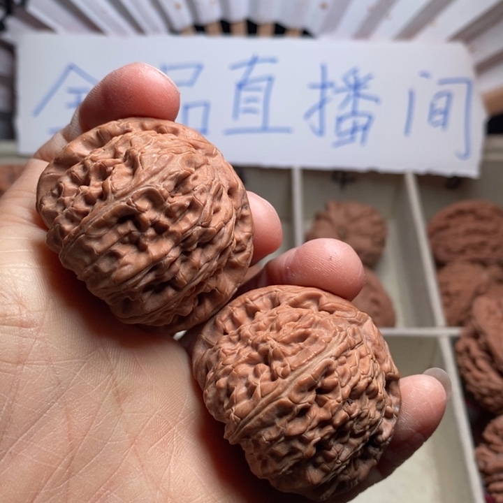 文玩核桃吊坠白狮子