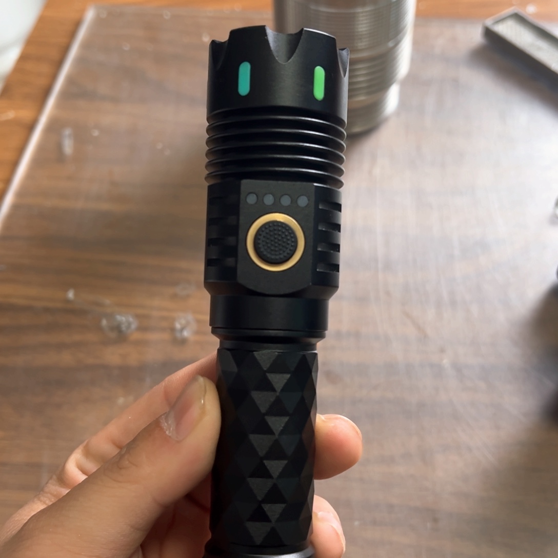 X6强光照射手电筒