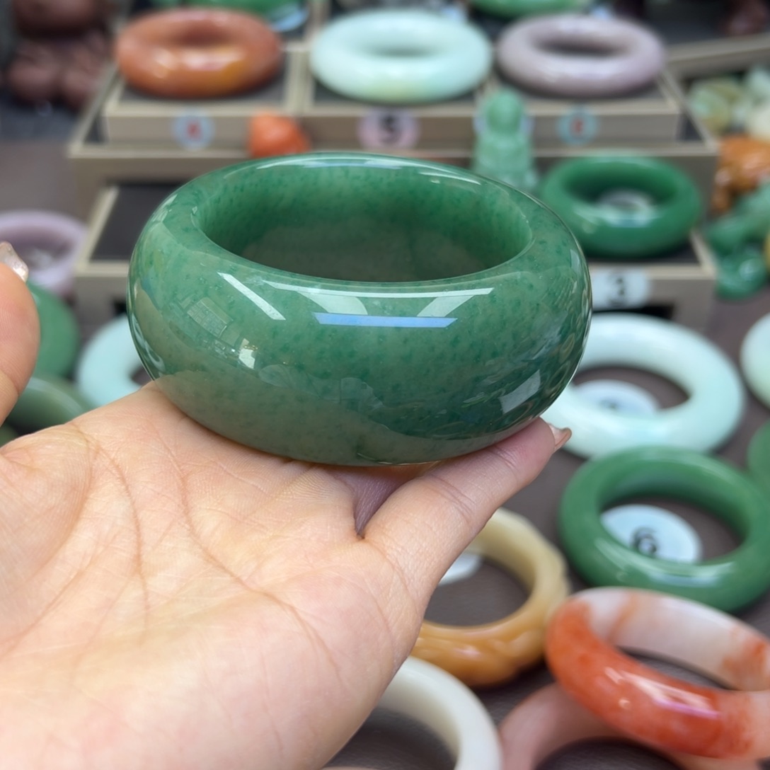 未镶嵌手镯石英岩玉