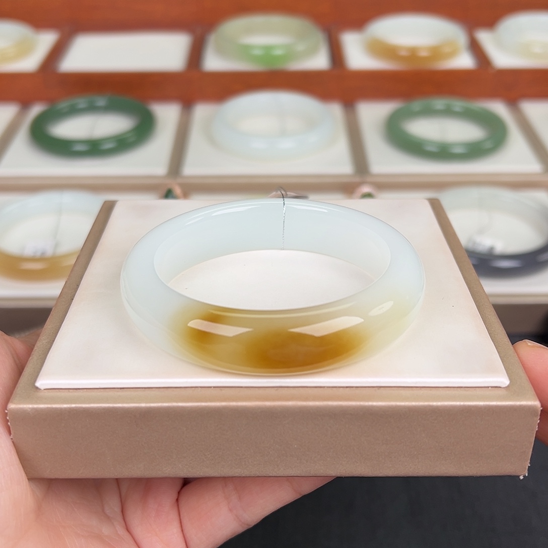 和田玉未镶嵌手镯一口糖