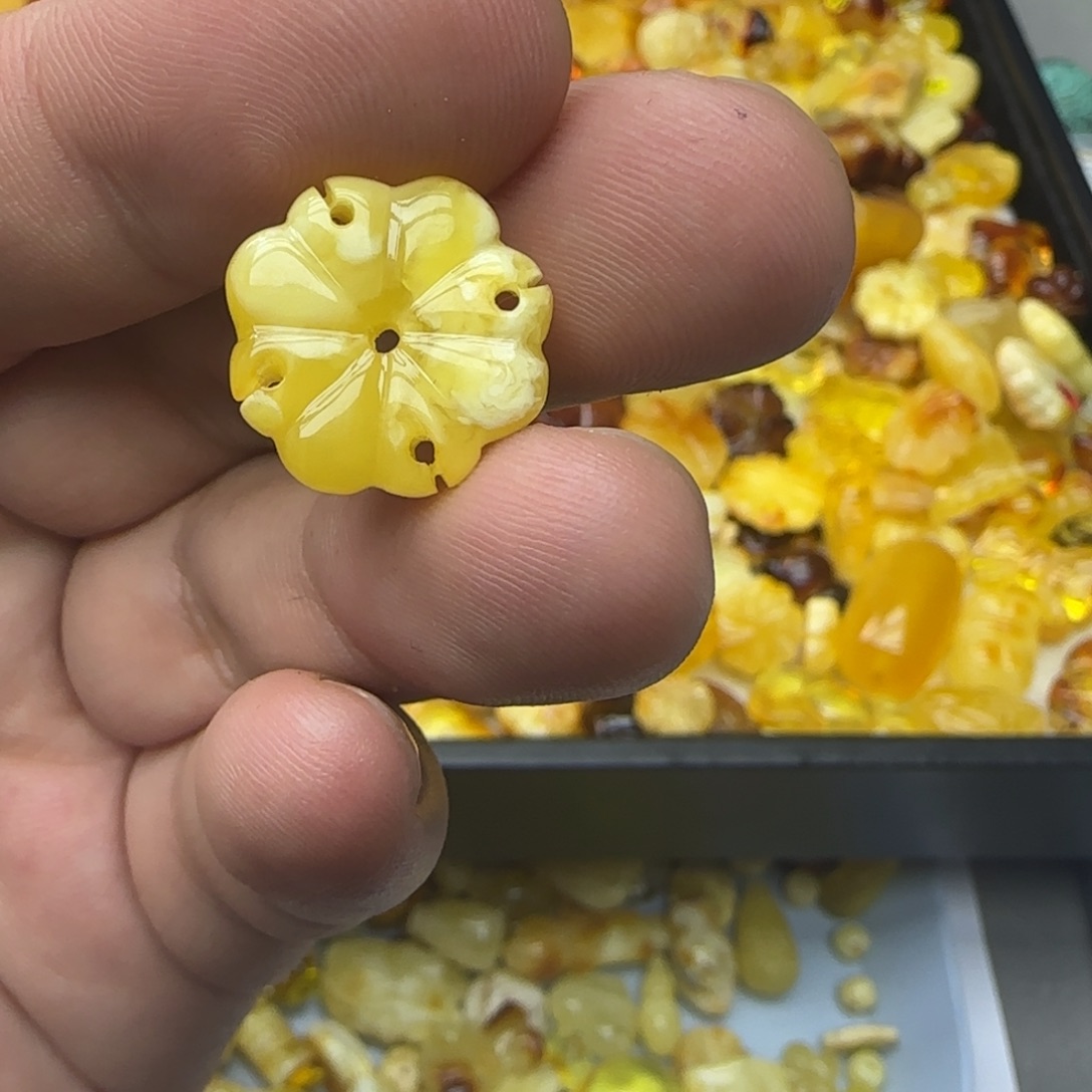 糖***芥琥珀未镶嵌裸石0.77克